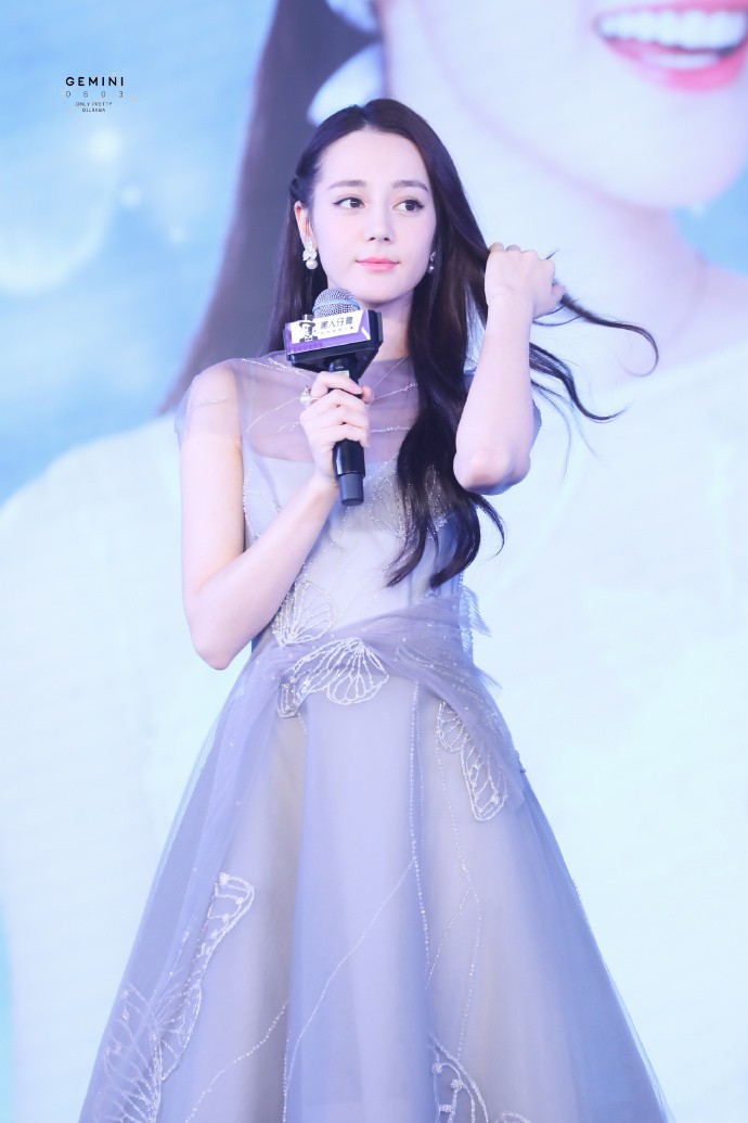 Đẳng cấp nhan sắc Địch Lệ Nhiệt Ba: Ảnh không photoshop vẫn được khen xinh đẹp rạng rỡ - Ảnh 1. Đẳng cấp nhan sắc Địch Lệ Nhiệt Ba: Ảnh không photoshop vẫn được khen xinh đẹp rạng rỡ - Ảnh 1.