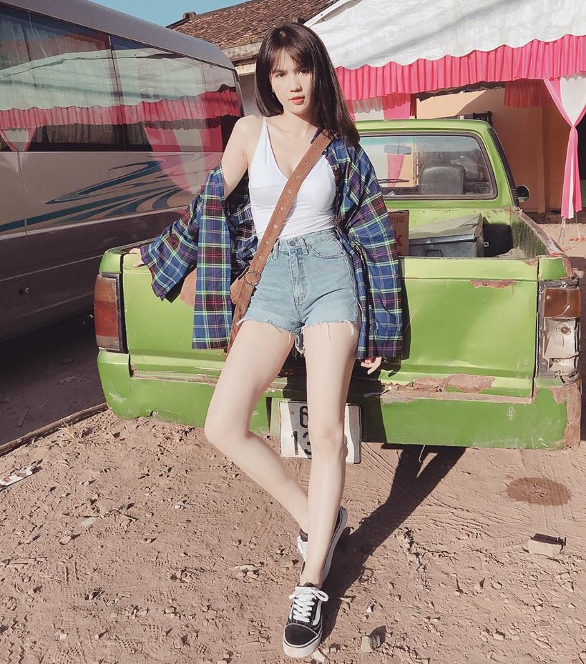 Soi nhất cử nhất động của sao Việt (4/8) - Ảnh 1.