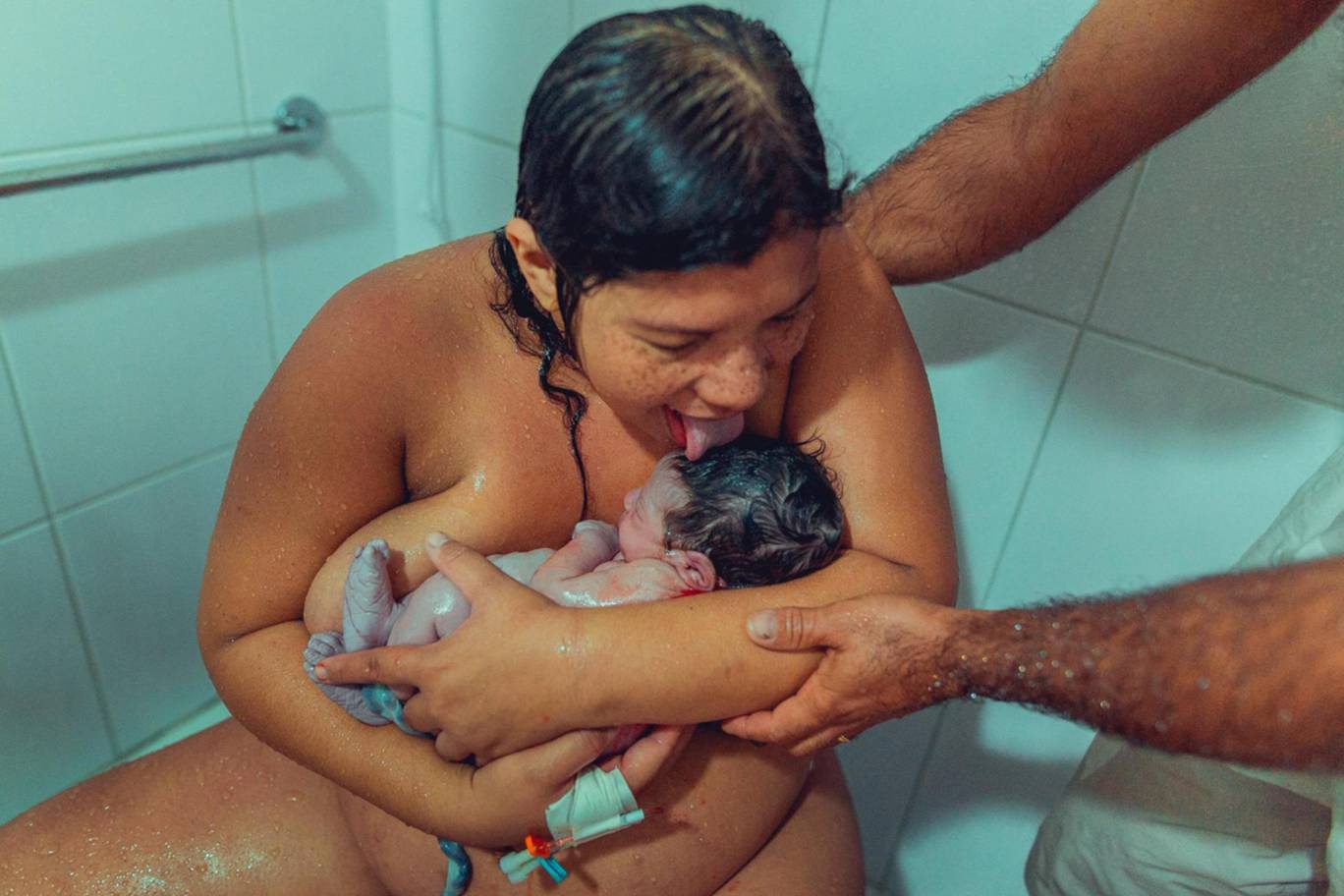 H&igrave;nh ảnh sản phụ liếm con vừa ch&agrave;o đời g&acirc;y tranh c&atilde;i dữ dội tr&ecirc;n MXH quốc tế - Ảnh 1.