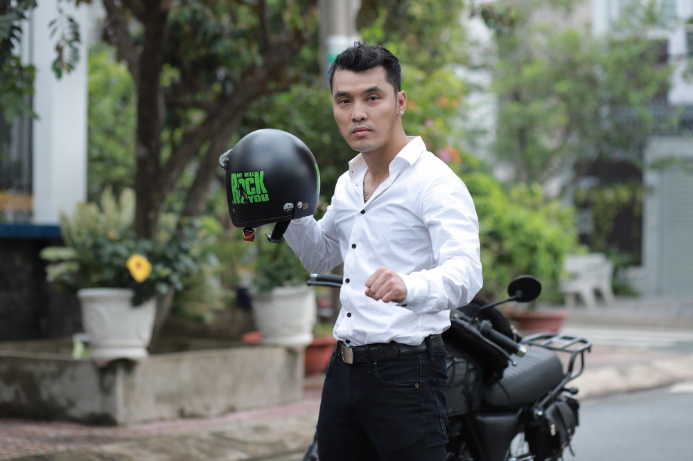 Nghẹt thở với loạt cảnh đ&aacute;nh đấm đi&ecirc;u luyện trong phim ngắn h&agrave;nh động của Ưng Ho&agrave;ng Ph&uacute;c - Ảnh 4.