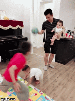 Kh&ocirc;ng chỉ bụ l&ecirc;n tr&ocirc;ng thấy, con trai Bella giờ đ&atilde; chạy nhanh thoăn thoắt, chơi b&oacute;ng c&ugrave;ng chồng con Hằng T&uacute;i rất si&ecirc;u rồi - Ảnh 2.