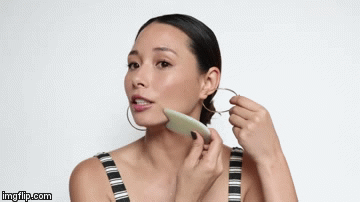 L&agrave;m căng da v&agrave; chống l&atilde;o h&oacute;a, dụng cụ &ldquo;vuốt&rdquo; mặt bằng đ&aacute; n&agrave;y sẽ rất cần thiết cho những n&agrave;ng ngo&agrave;i 30 - Ảnh 3.