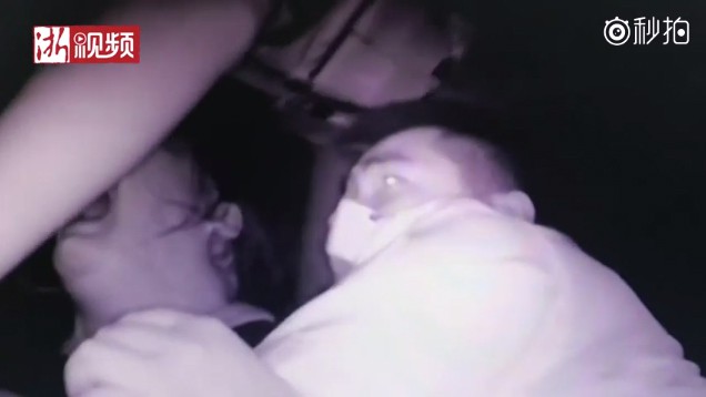 Đang ăn cơm người mẹ n&oacute;i con b&eacute;o thế, ăn &iacute;t th&ocirc;i khiến con g&aacute;i k&iacute;ch động cầm dao đ&ograve;i tự tử, cảnh s&aacute;t mất 2 giờ giải cứu - Ảnh 3.