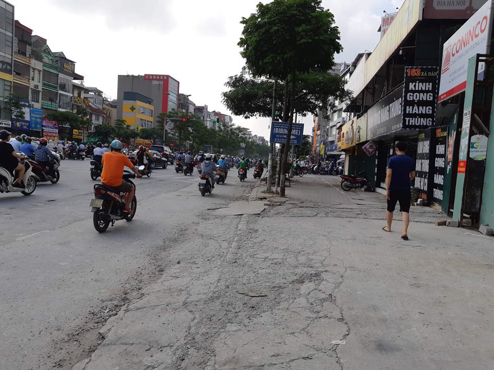 Vụ vợ bế con gặp chồng cặp bồ n&aacute;o loạn phố H&agrave; Nội: Bố v&agrave; mẹ vợ cũng xuất hiện khi đ&aacute;nh ghen - Ảnh 4.