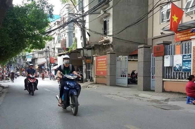 Vụ vợ bế con gặp chồng cặp bồ n&aacute;o loạn phố H&agrave; Nội: Bố v&agrave; mẹ vợ cũng xuất hiện khi đ&aacute;nh ghen - Ảnh 5.