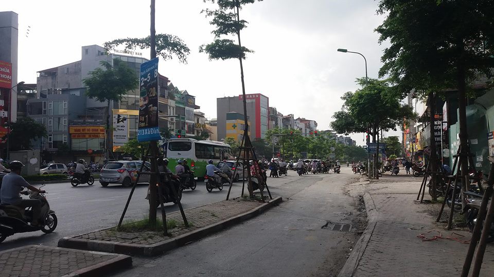 Vụ vợ bế con gặp chồng cặp bồ n&aacute;o loạn phố H&agrave; Nội: Bố v&agrave; mẹ vợ cũng xuất hiện khi đ&aacute;nh ghen - Ảnh 3.