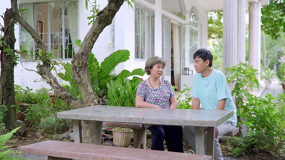 Chị em phẫn nộ với cảnh vợ kh&ocirc;ng v&agrave;o bếp, cả nh&agrave; ăn m&igrave; t&ocirc;m v&ocirc; l&yacute; đ&ugrave;ng đ&ugrave;ng trong Gạo nếp gạo tẻ - Ảnh 3.