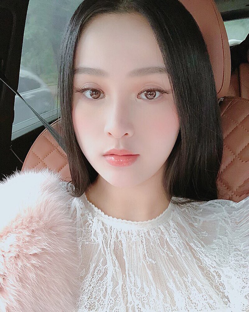 B&iacute; k&iacute;p để xinh như b&uacute;p b&ecirc; giống Huyền Baby: khi người ta m&ecirc; son l&igrave; th&igrave; m&igrave;nh cứ trung th&agrave;nh với son b&oacute;ng - Ảnh 1.