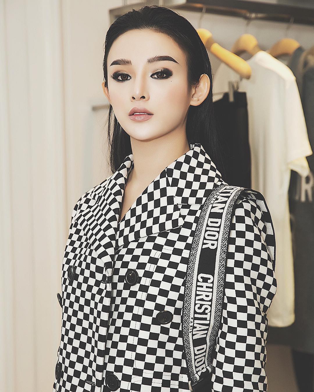 B&iacute; k&iacute;p để xinh như b&uacute;p b&ecirc; giống Huyền Baby: khi người ta m&ecirc; son l&igrave; th&igrave; m&igrave;nh cứ trung th&agrave;nh với son b&oacute;ng - Ảnh 5.