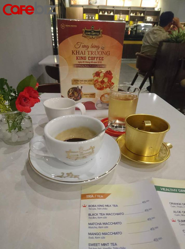 B&ecirc;n trong qu&aacute;n cafe King Coffee của vợ vua c&agrave; ph&ecirc; Trung Nguy&ecirc;n c&oacute; g&igrave;? - Ảnh 2.