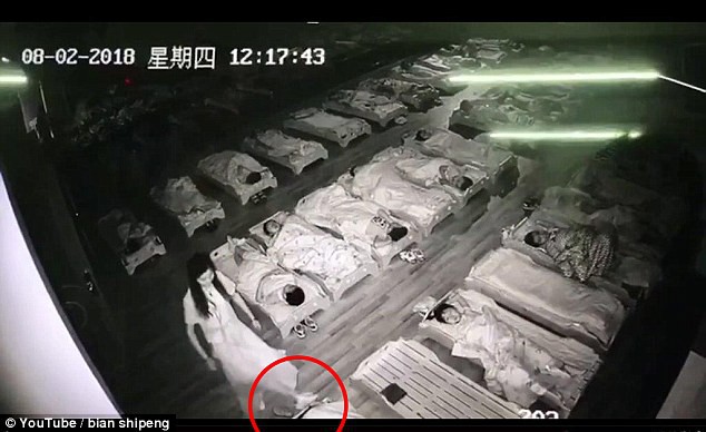 Trung Quốc: Giữa giờ nghỉ trưa, c&ocirc; tr&ocirc;ng trẻ đi t&aacute;t v&agrave; đạp v&agrave;o c&aacute;c b&eacute; mẫu gi&aacute;o đang ngủ - Ảnh 6.