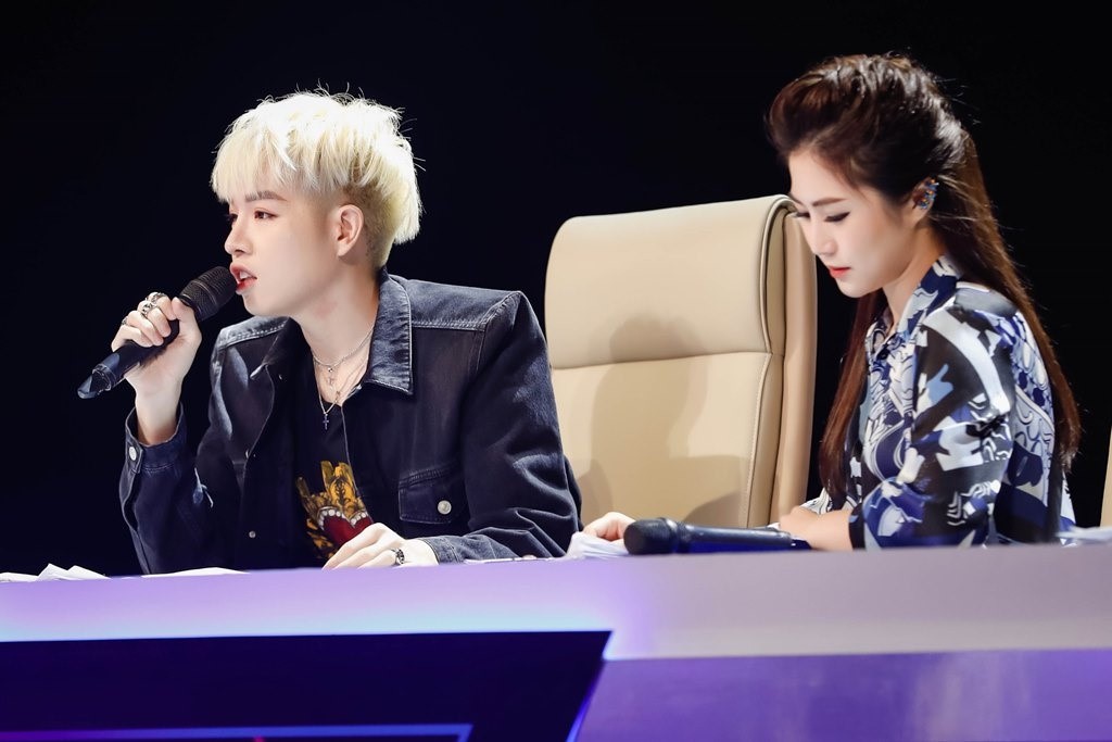 Ph&iacute;a sản xuất The Debut tung đoạn clip quay l&eacute;n cảnh gi&aacute;m khảo Hương Tr&agrave;m bị loại  - Ảnh 2.