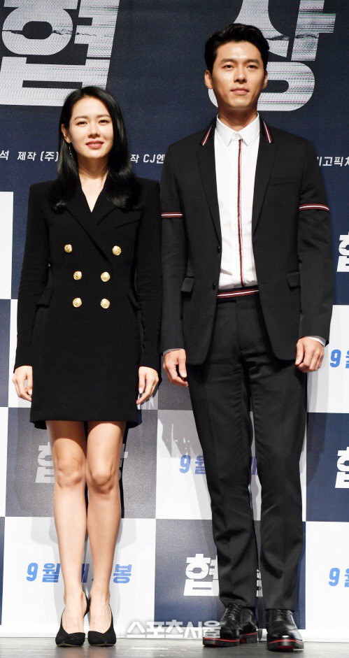 Tường th&agrave;nh Son Ye Jin v&agrave; Hyun Bin qu&aacute; đẹp, nhưng điều fan ch&uacute; &yacute; lại l&agrave; d&aacute;ng đứng đơ cứng của 2 người b&ecirc;n nhau - Ảnh 15.