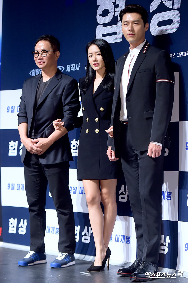 Tường th&agrave;nh Son Ye Jin v&agrave; Hyun Bin qu&aacute; đẹp, nhưng điều fan ch&uacute; &yacute; lại l&agrave; d&aacute;ng đứng đơ cứng của 2 người b&ecirc;n nhau - Ảnh 17.