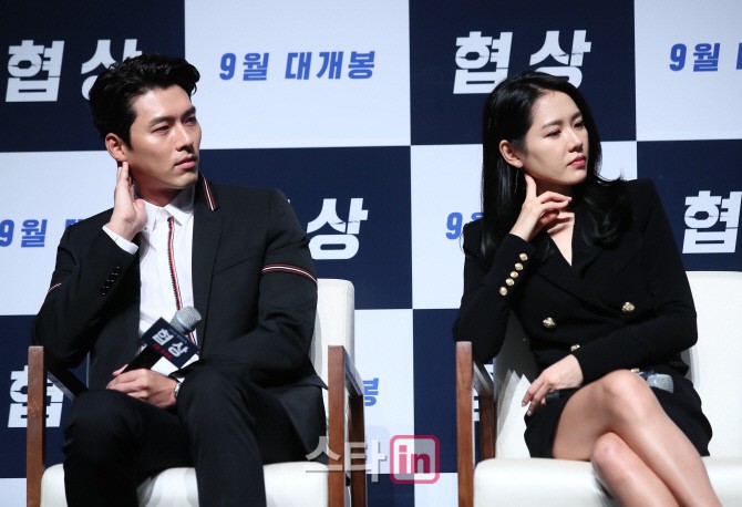 Tường th&agrave;nh Son Ye Jin v&agrave; Hyun Bin qu&aacute; đẹp, nhưng điều fan ch&uacute; &yacute; lại l&agrave; d&aacute;ng đứng đơ cứng của 2 người b&ecirc;n nhau - Ảnh 19.