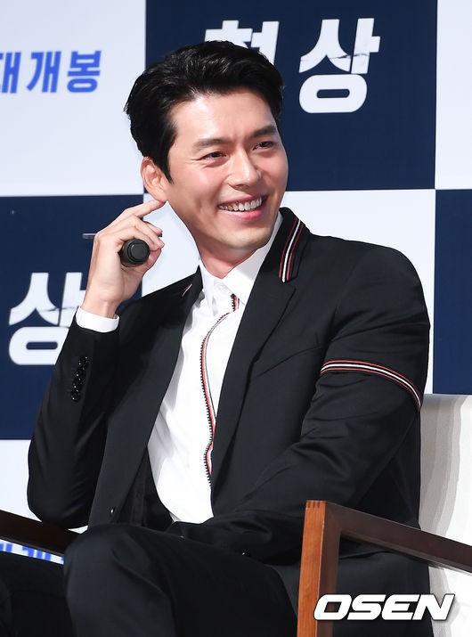 Tường th&agrave;nh Son Ye Jin v&agrave; Hyun Bin qu&aacute; đẹp, nhưng điều fan ch&uacute; &yacute; lại l&agrave; d&aacute;ng đứng đơ cứng của 2 người b&ecirc;n nhau - Ảnh 11.