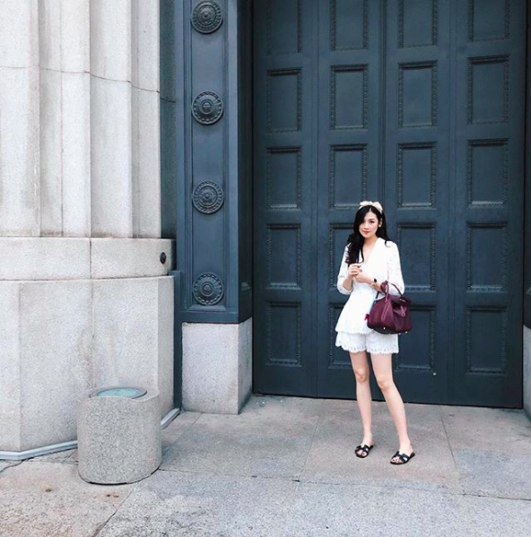 &Aacute; hậu T&uacute; Anh t&igrave;nh bể t&igrave;nh nắm chặt tay chồng tr&ecirc;n đường phố H&agrave;n Quốc - Ảnh 2.