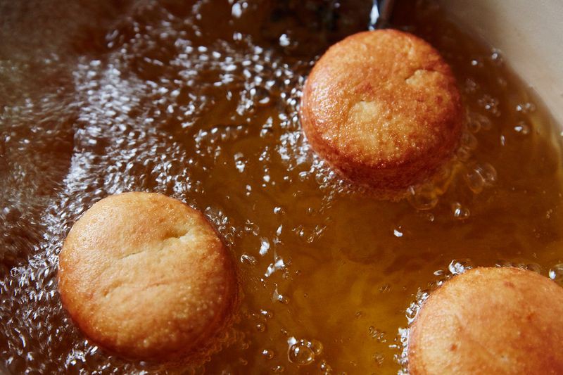 Học theo ông bà xưa, cứ chiên món nào tôi cũng cho 2 miếng cà rốt vào chảo, đó là bí quyết để món rán không bị đen sì - Ảnh 3. Học theo ông bà xưa, cứ chiên món nào tôi cũng cho 2 miếng cà rốt vào chảo, đó là bí quyết để món rán không bị đen sì - Ảnh 3.