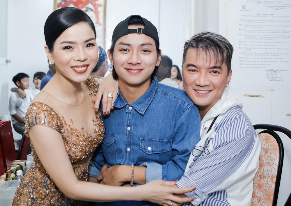 Lệ Quyên đấu giá mắt kính, Đàm Vĩnh Hưng bán điện thoại để giúp đỡ Mai Phương - Lê Bình - Ảnh 1. Lệ Quyên đấu giá mắt kính, Đàm Vĩnh Hưng bán điện thoại để giúp đỡ Mai Phương - Lê Bình - Ảnh 1.