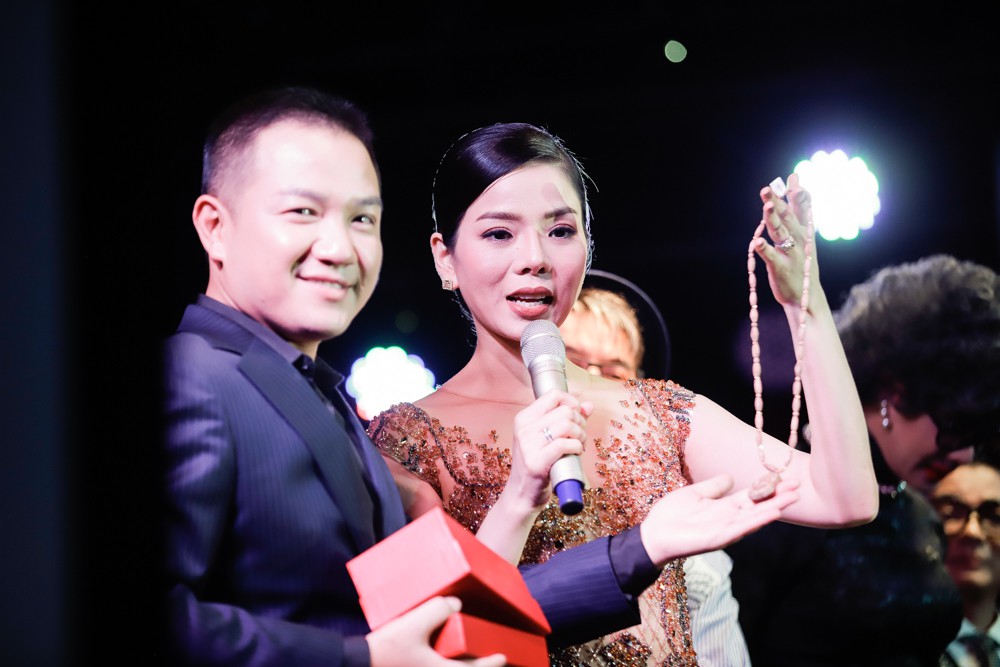 Lệ Quyên đấu giá mắt kính, Đàm Vĩnh Hưng bán điện thoại để giúp đỡ Mai Phương - Lê Bình - Ảnh 2. Lệ Quyên đấu giá mắt kính, Đàm Vĩnh Hưng bán điện thoại để giúp đỡ Mai Phương - Lê Bình - Ảnh 2.