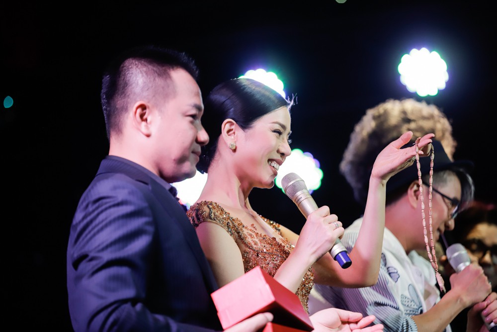 Lệ Quyên đấu giá mắt kính, Đàm Vĩnh Hưng bán điện thoại để giúp đỡ Mai Phương - Lê Bình - Ảnh 3. Lệ Quyên đấu giá mắt kính, Đàm Vĩnh Hưng bán điện thoại để giúp đỡ Mai Phương - Lê Bình - Ảnh 3.