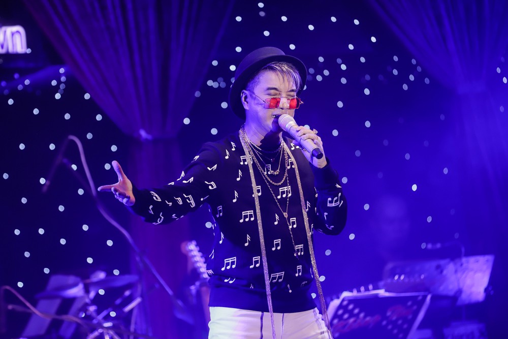 Lệ Quyên đấu giá mắt kính, Đàm Vĩnh Hưng bán điện thoại để giúp đỡ Mai Phương - Lê Bình - Ảnh 4. Lệ Quyên đấu giá mắt kính, Đàm Vĩnh Hưng bán điện thoại để giúp đỡ Mai Phương - Lê Bình - Ảnh 4.