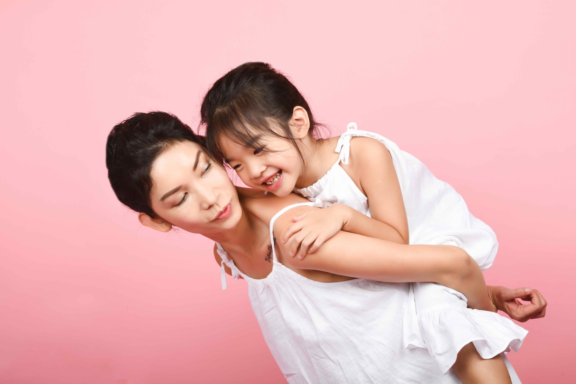 Làm mẹ đơn thân ở tuổi 40, Xuân Lan khoe hạnh phúc bên con gái cưng - Ảnh 2. Làm mẹ đơn thân ở tuổi 40, Xuân Lan khoe hạnh phúc bên con gái cưng - Ảnh 2.