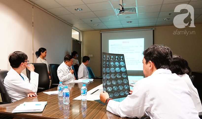 Cha mẹ nhất quyết không cho truyền máu, bé trai mang khối khối u gan nguy kịch được bác sĩ dùng cách này để hồi sinh - Ảnh 2. Cha mẹ nhất quyết không cho truyền máu, bé trai mang khối khối u gan nguy kịch được bác sĩ dùng cách này để hồi sinh - Ảnh 2.