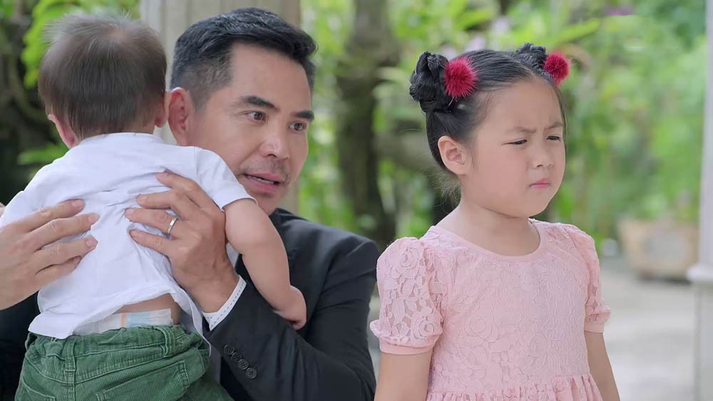Xấu hổ vì mẹ ăn mặc quê mùa, Hân Hoa hậu nhận cái kết đáng đời trong Gạo nếp gạo tẻ - Ảnh 2. Xấu hổ vì mẹ ăn mặc quê mùa, Hân Hoa hậu nhận cái kết đáng đời trong Gạo nếp gạo tẻ - Ảnh 2.