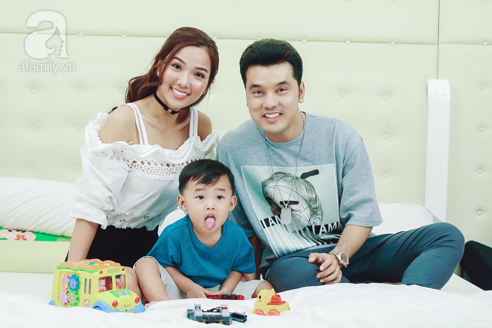 Ưng Hoàng Phúc: Tôi lầm lì ít nói, cảm thấy có lỗi vì quá ỷ lại vào vợ trẻ đẹp - Ảnh 2. Ưng Hoàng Phúc: Tôi lầm lì ít nói, cảm thấy có lỗi vì quá ỷ lại vào vợ trẻ đẹp - Ảnh 2.