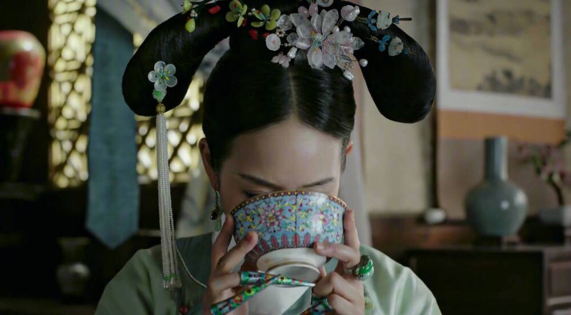 Trương Quân Ninh bị bóc mẽ mặt nhỏ hơn cái chén, Châu Tấn vì quá lùn nên đi giày đế cao gấp đôi người khác - Ảnh 4. Trương Quân Ninh bị bóc mẽ mặt nhỏ hơn cái chén, Châu Tấn vì quá lùn nên đi giày đế cao gấp đôi người khác - Ảnh 4.