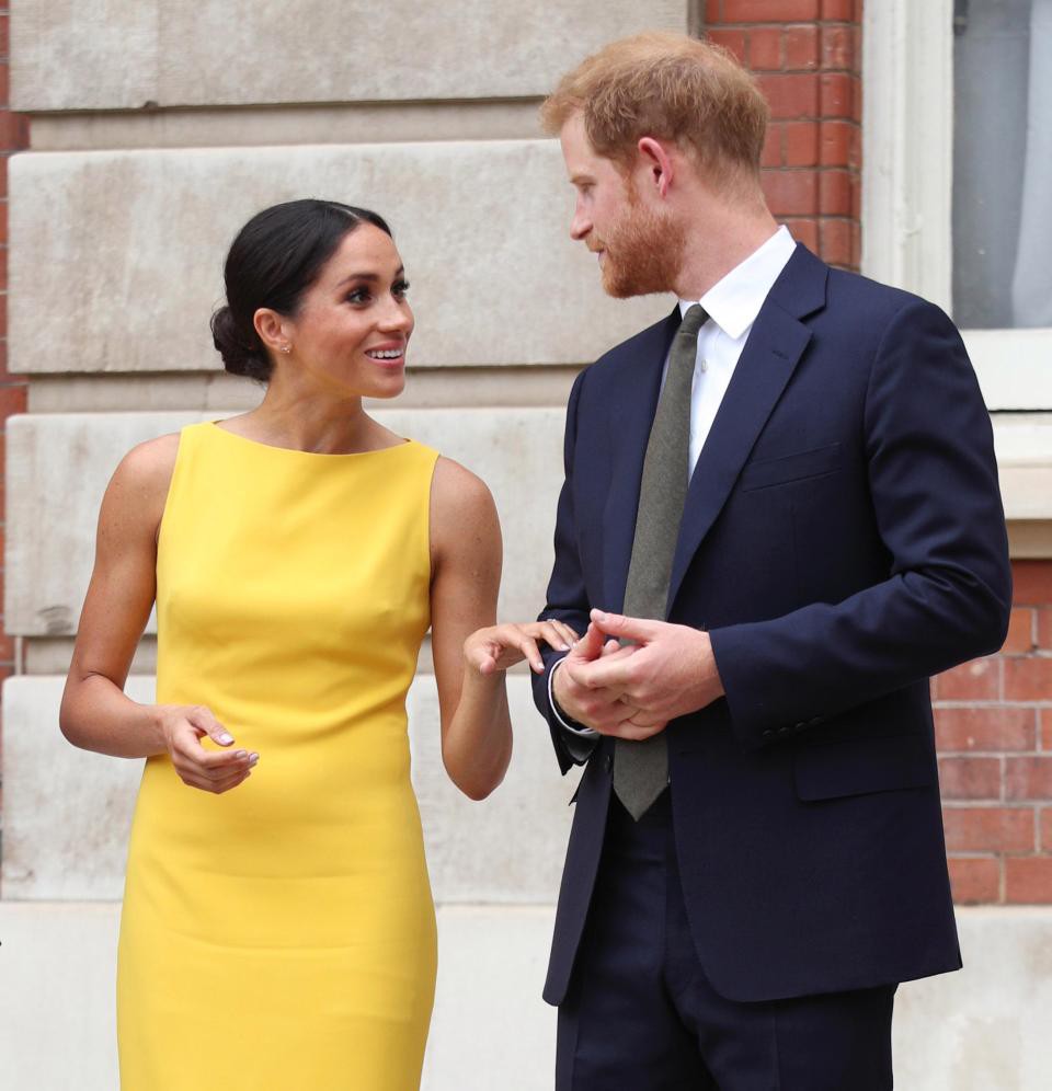 Muốn được chồng yêu chiều như Meghan, các chị em hãy thuộc nằm lòng những cử chỉ đầy tinh tế này của nàng dâu hoàng gia - Ảnh 4. Muốn được chồng yêu chiều như Meghan, các chị em hãy thuộc nằm lòng những cử chỉ đầy tinh tế này của nàng dâu hoàng gia - Ảnh 4.