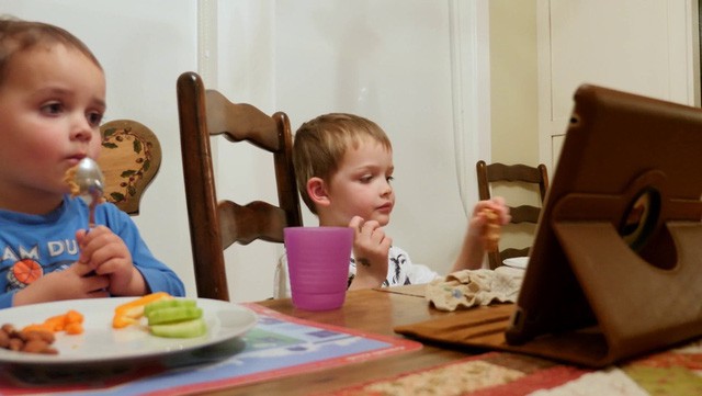 Làm sao cho trẻ ăn ngon mỗi ngày mà không cần ipad? - Ảnh 1. Làm sao cho trẻ ăn ngon mỗi ngày mà không cần ipad? - Ảnh 1.