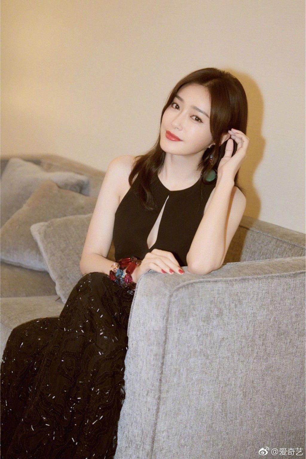 Tần Lam quyến rũ đến mức Thái Trác Nghiên phải phát cuồng: Hoàng hậu quá xinh, quá thơm, là con trai nhất định sẽ theo đuổi - Ảnh 4. Tần Lam quyến rũ đến mức Thái Trác Nghiên phải phát cuồng: Hoàng hậu quá xinh, quá thơm, là con trai nhất định sẽ theo đuổi - Ảnh 4.