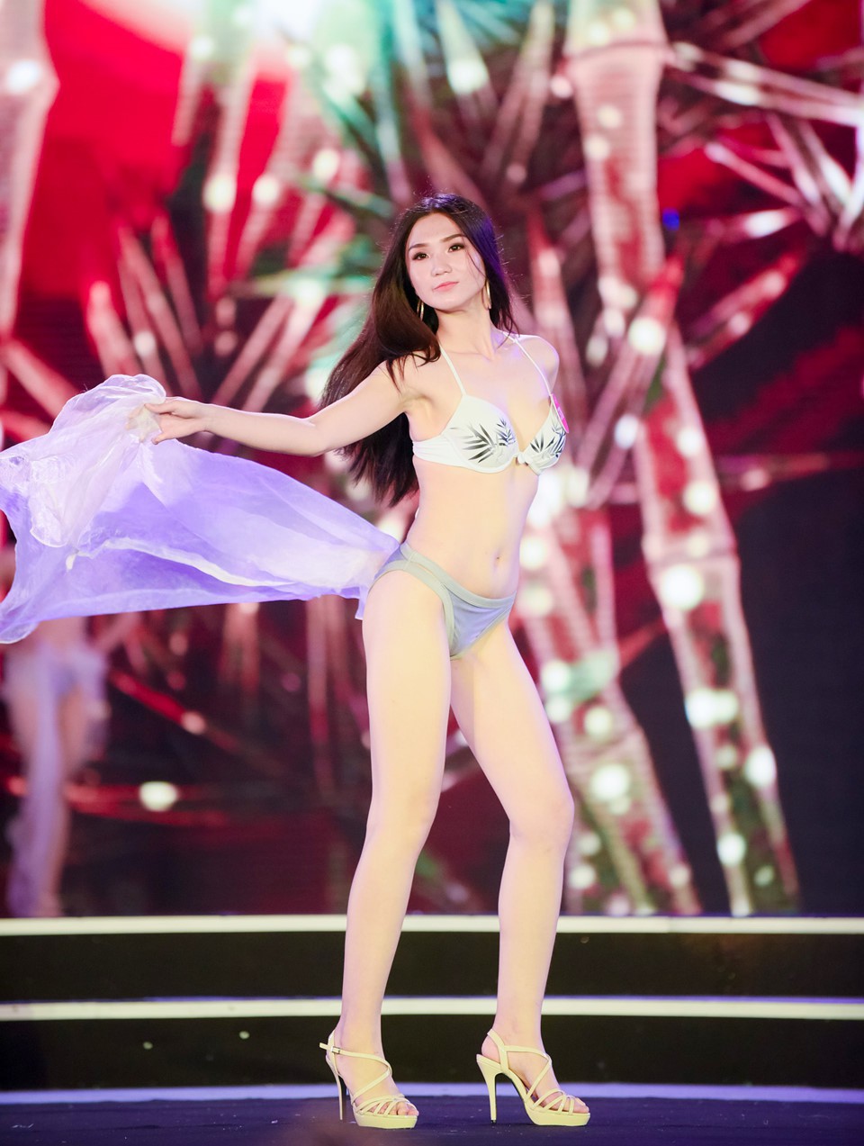 Những điều thú vị của dàn thí sinh lọt vào chung kết Hoa hậu Việt Nam 2018: Người eo nhỏ hơn cả Ngọc Trinh, người đỗ thạc sĩ tại Anh - Ảnh 8. Những điều thú vị của dàn thí sinh lọt vào chung kết Hoa hậu Việt Nam 2018: Người eo nhỏ hơn cả Ngọc Trinh, người đỗ thạc sĩ tại Anh - Ảnh 8.