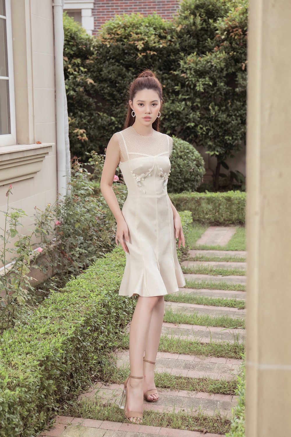 Hoa hậu con nhà giàu Jolie Nguyễn diện váy áo xuyên thấu nhưng không phản cảm - Ảnh 1. Hoa hậu con nhà giàu Jolie Nguyễn diện váy áo xuyên thấu nhưng không phản cảm - Ảnh 1.