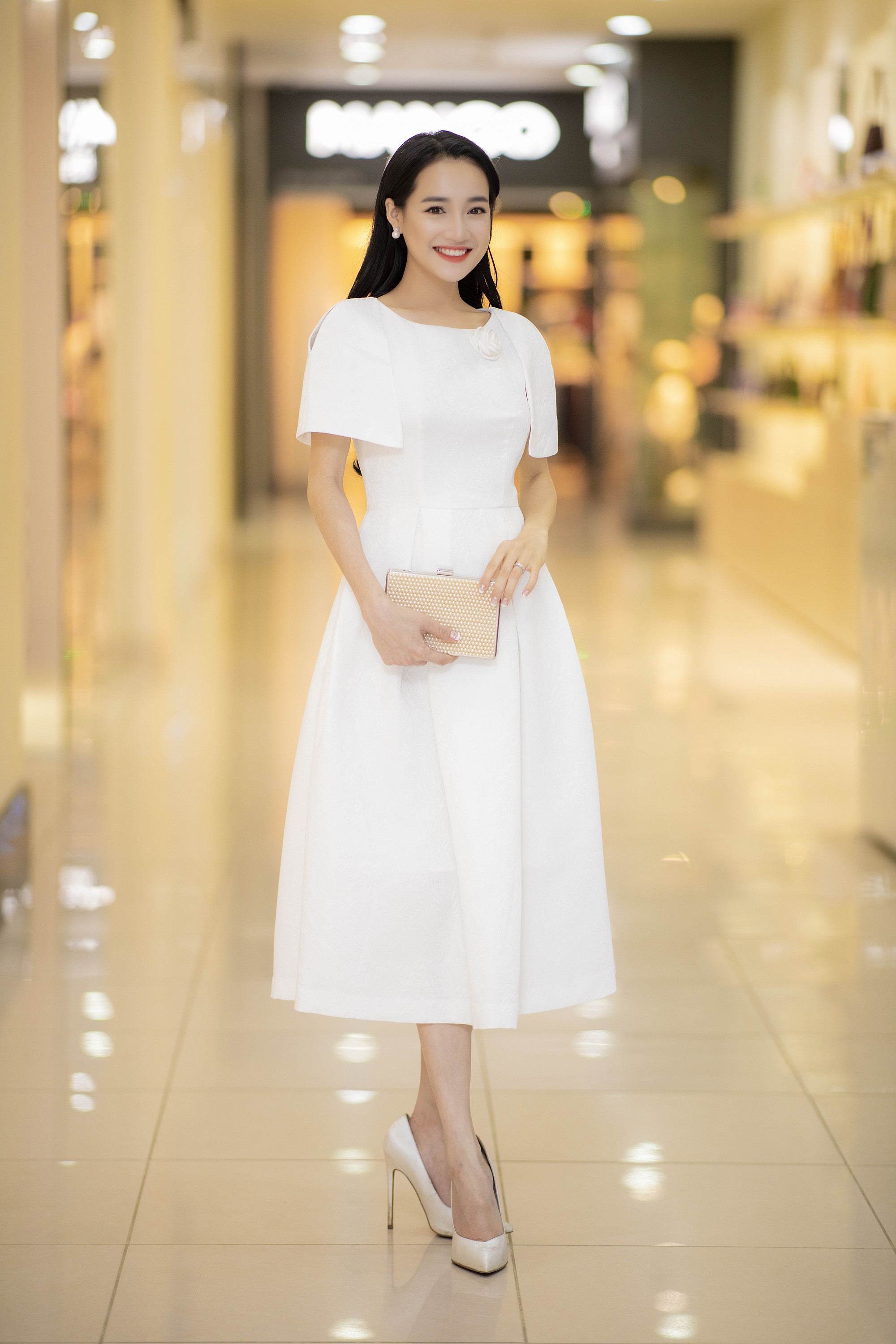 Nhã Phương lại gây chú ý khi diện đầm xòe và lấy túi xách che vòng 2 trước ngày cưới - Ảnh 1. Nhã Phương lại gây chú ý khi diện đầm xòe và lấy túi xách che vòng 2 trước ngày cưới - Ảnh 1.