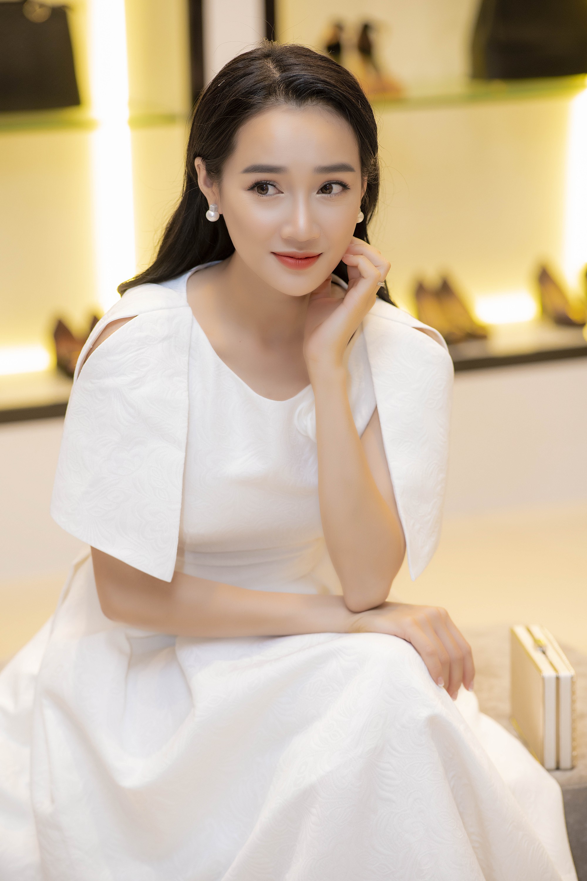 Nhã Phương lại gây chú ý khi diện đầm xòe và lấy túi xách che vòng 2 trước ngày cưới - Ảnh 2. Nhã Phương lại gây chú ý khi diện đầm xòe và lấy túi xách che vòng 2 trước ngày cưới - Ảnh 2.