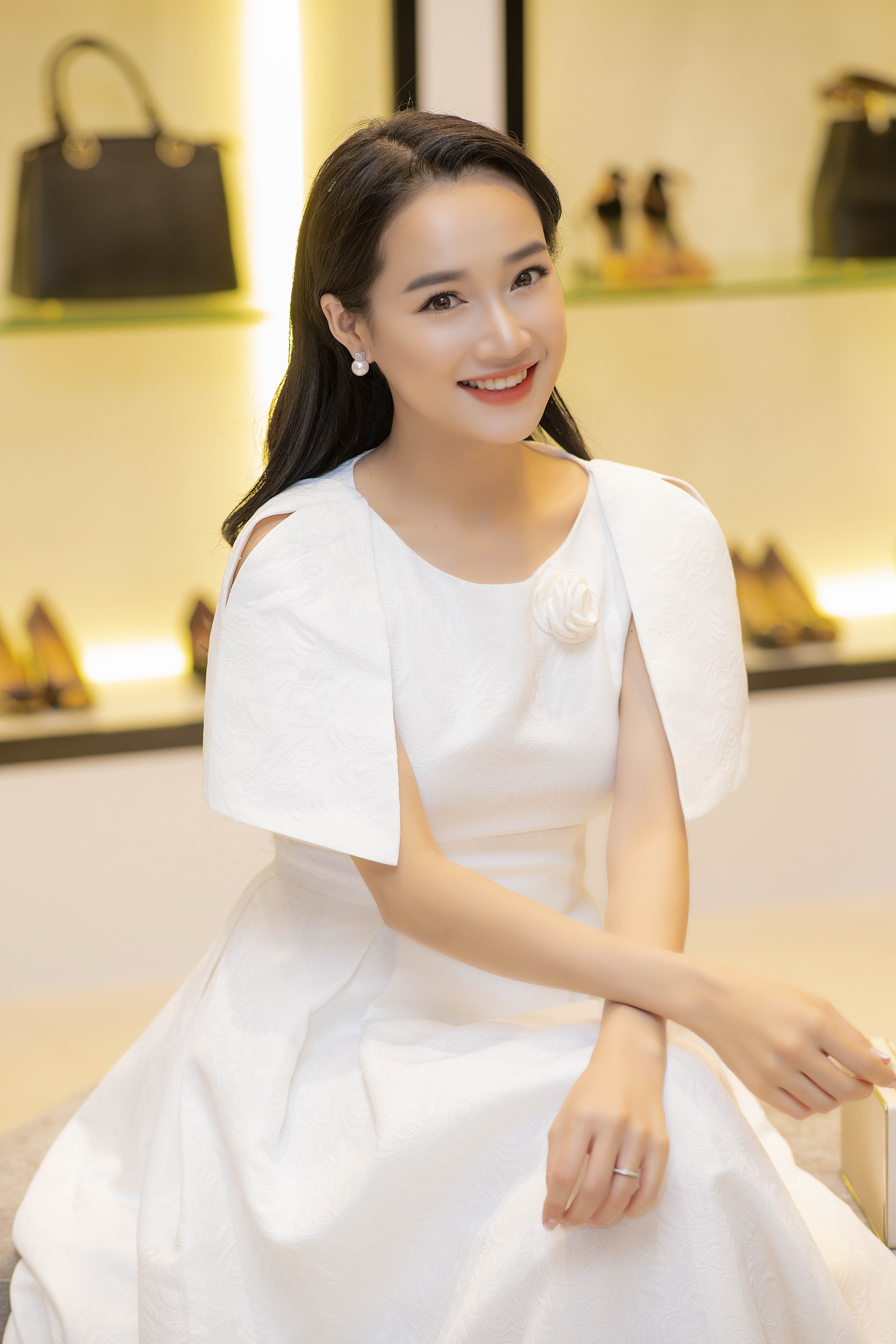 Nhã Phương lại gây chú ý khi diện đầm xòe và lấy túi xách che vòng 2 trước ngày cưới - Ảnh 3. Nhã Phương lại gây chú ý khi diện đầm xòe và lấy túi xách che vòng 2 trước ngày cưới - Ảnh 3.