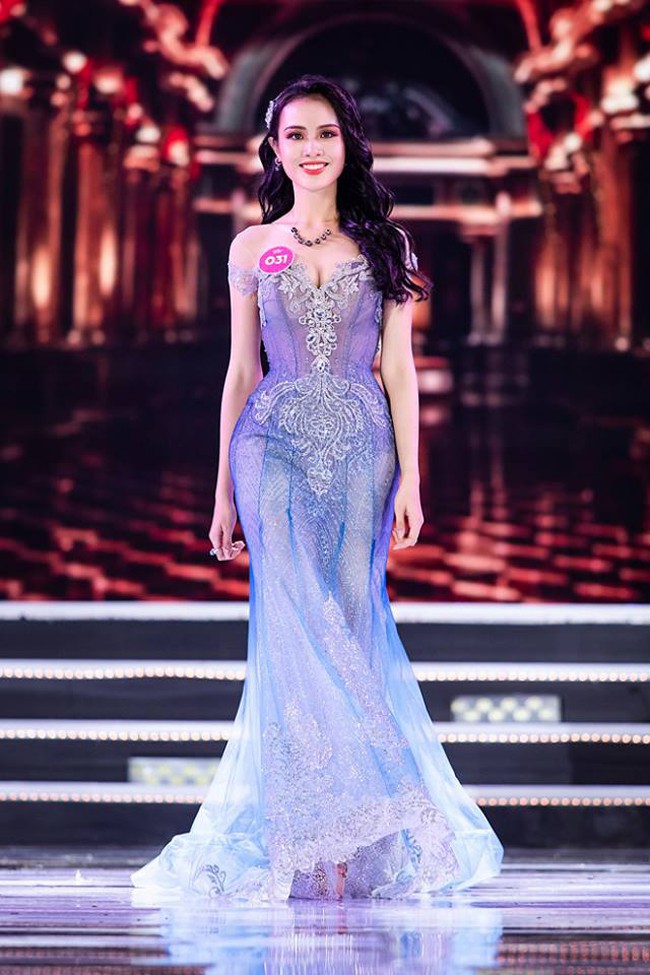 Chung kết HHVN 2018: Bên cạnh những bộ cánh dạ hội diễm lệ nhất thì cũng có vài lựa chọn dìm nhan sắc các người đẹp - Ảnh 3. Chung kết HHVN 2018: Bên cạnh những bộ cánh dạ hội diễm lệ nhất thì cũng có vài lựa chọn dìm nhan sắc các người đẹp - Ảnh 3.