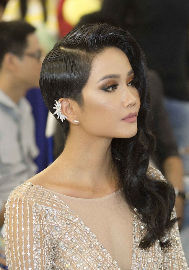 Cứ lần nào xuất hiện với tóc dài là HHen Niê trông cũng sai sai, hóa ra là vì chi tiết này - Ảnh 3. Cứ lần nào xuất hiện với tóc dài là HHen Niê trông cũng sai sai, hóa ra là vì chi tiết này - Ảnh 3.