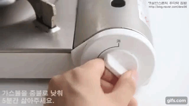 Chị em cứ đứng bóc trứng cút đến mỏi cả tay không xong nhưng tôi xử hàng chục quả trong chốc lát nhờ 2 thứ gia vị quen thuộc này - Ảnh 6. Chị em cứ đứng bóc trứng cút đến mỏi cả tay không xong nhưng tôi xử hàng chục quả trong chốc lát nhờ 2 thứ gia vị quen thuộc này - Ảnh 6.
