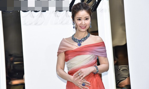 So sánh 6 hot mom Cbiz : Sắc vóc gây choáng nhất không phải Angela Baby mà là mỹ nhân này của Diên Hi Công Lược - Ảnh 19. So sánh 6 hot mom Cbiz : Sắc vóc gây choáng nhất không phải Angela Baby mà là mỹ nhân này của Diên Hi Công Lược - Ảnh 19.
