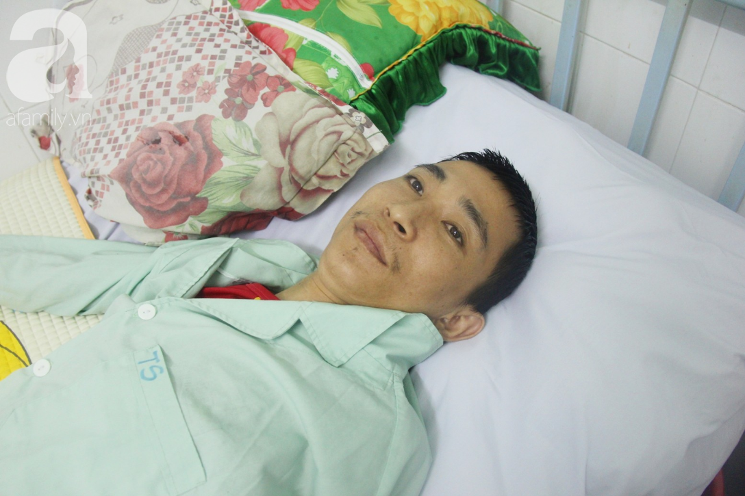 Ph&eacute;p m&agrave;u đến với người mẹ xin cơm từ thiện, nu&ocirc;i con trai liệt nửa người suốt 2 năm trời trong bệnh viện - Ảnh 3.