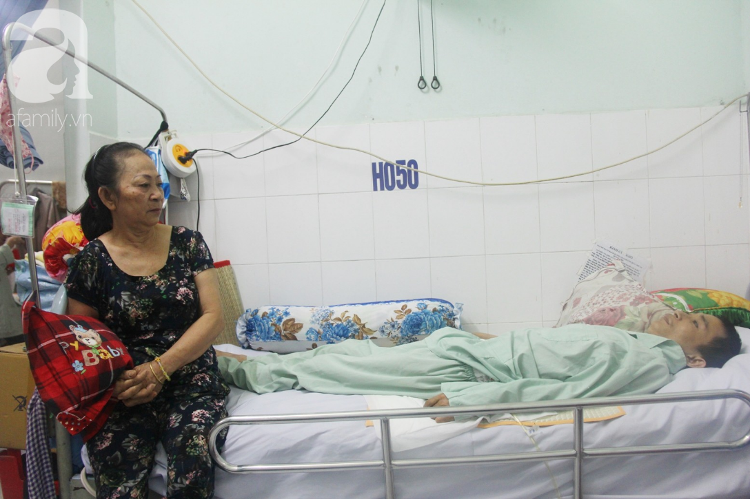 Ph&eacute;p m&agrave;u đến với người mẹ xin cơm từ thiện, nu&ocirc;i con trai liệt nửa người suốt 2 năm trời trong bệnh viện - Ảnh 4.