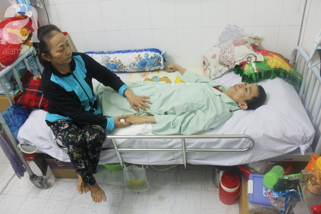 Ph&eacute;p m&agrave;u đến với người mẹ xin cơm từ thiện, nu&ocirc;i con trai liệt nửa người suốt 2 năm trời trong bệnh viện - Ảnh 1.