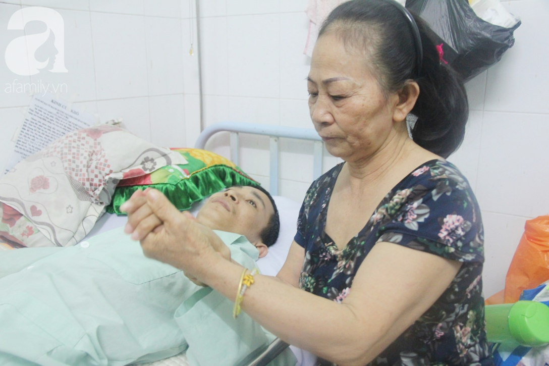 Ph&eacute;p m&agrave;u đến với người mẹ xin cơm từ thiện, nu&ocirc;i con trai liệt nửa người suốt 2 năm trời trong bệnh viện - Ảnh 2.