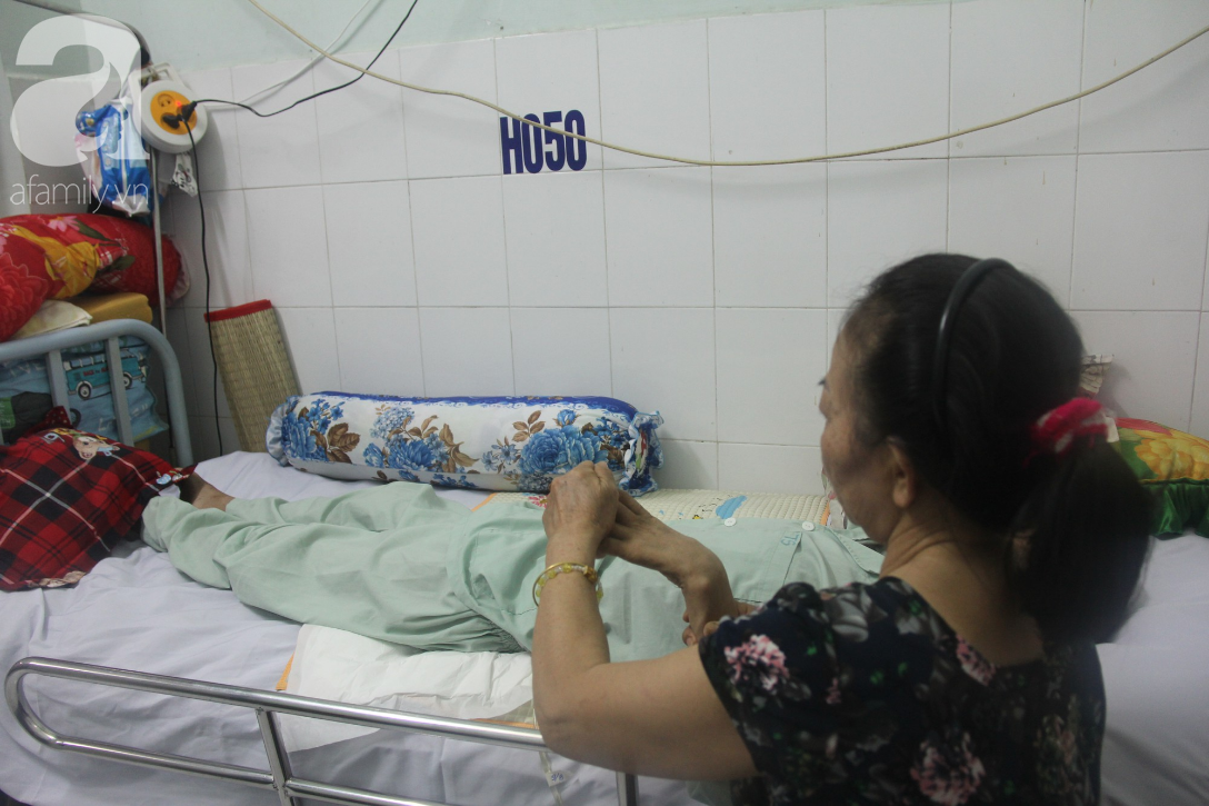 Ph&eacute;p m&agrave;u đến với người mẹ xin cơm từ thiện, nu&ocirc;i con trai liệt nửa người suốt 2 năm trời trong bệnh viện - Ảnh 6.