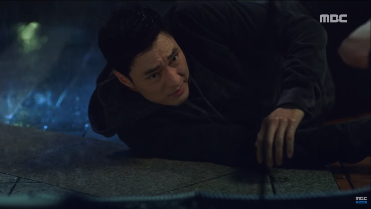 Mới tập đầu phim mới, So Ji Sub đã bị nữ chính làm cho đổ máu - Ảnh 12. Mới tập đầu phim mới, So Ji Sub đã bị nữ chính làm cho đổ máu - Ảnh 12.