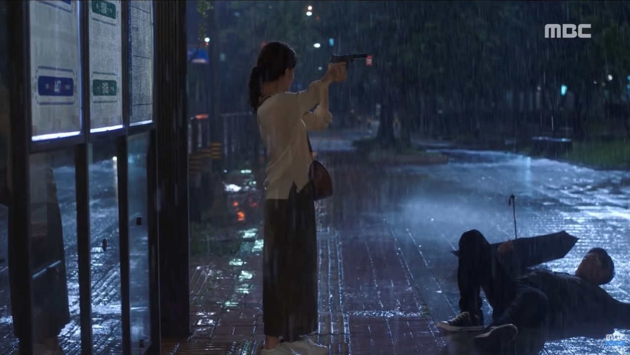 Mới tập đầu phim mới, So Ji Sub đã bị nữ chính làm cho đổ máu - Ảnh 11. Mới tập đầu phim mới, So Ji Sub đã bị nữ chính làm cho đổ máu - Ảnh 11.